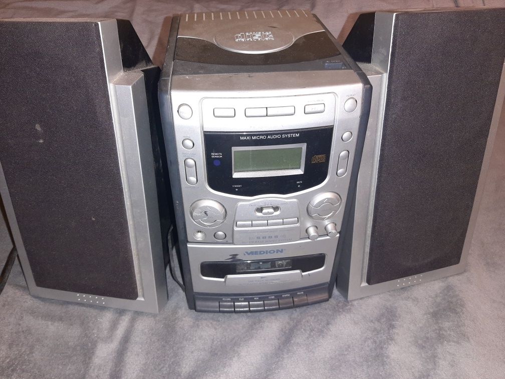 Combina audio cu AUX, radio, caseta și CD de 2 x 10w