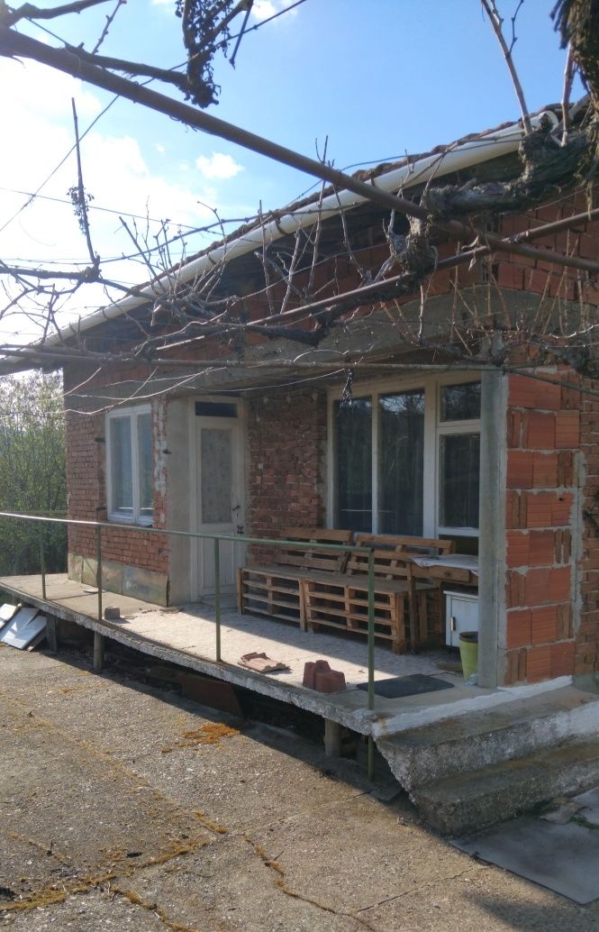 Продава къща в с.Еремия обл.Кюстендил