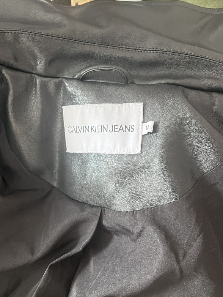 Продам черную кожаную косуху Calvin Klein