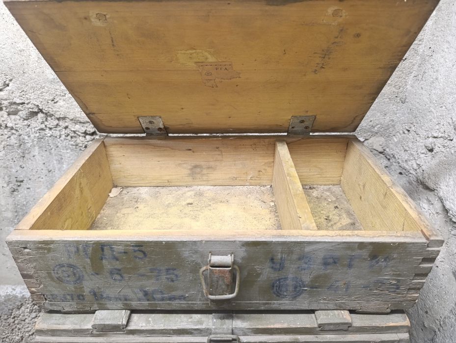 Стар военен армеиски сандък за съхранение на оръжия