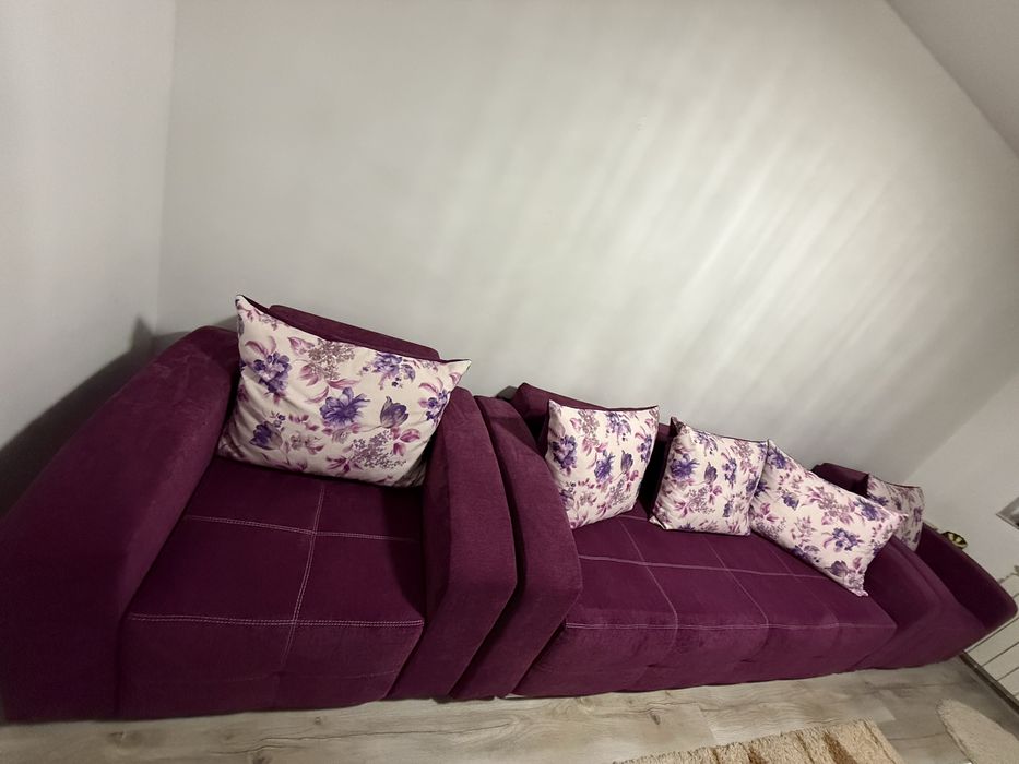 Vând canapea extensibilă însotita de 2 fotolii.