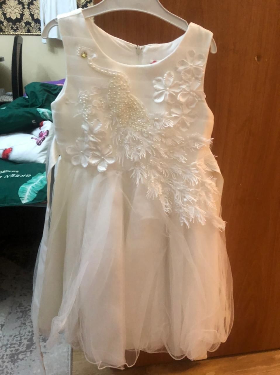 Нарядное белое платье на 4-5 лет