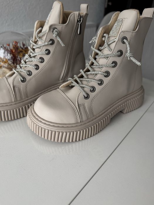 Детски боти за момиче в бежев цвят