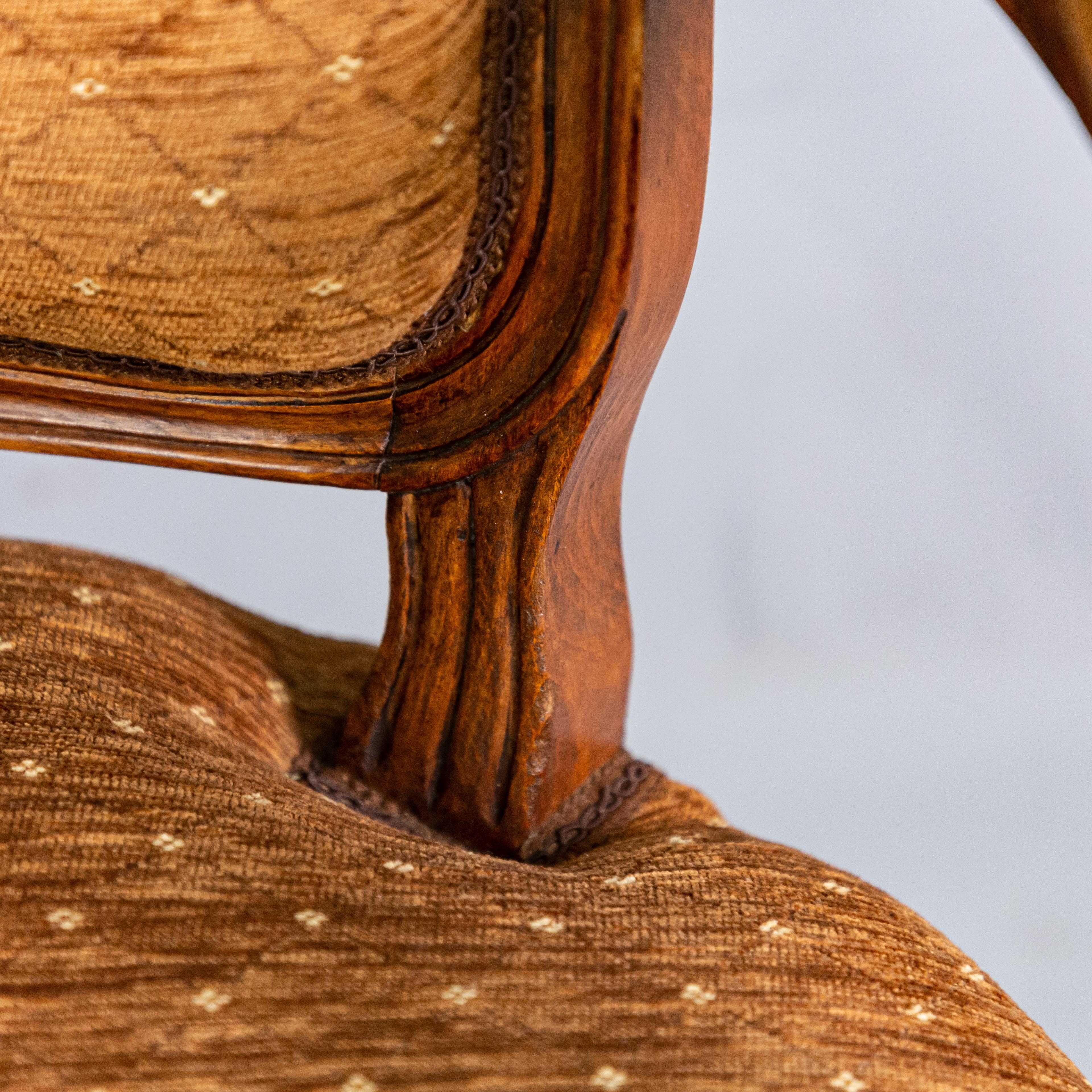 Изящное кресло в стиле Людовика XV