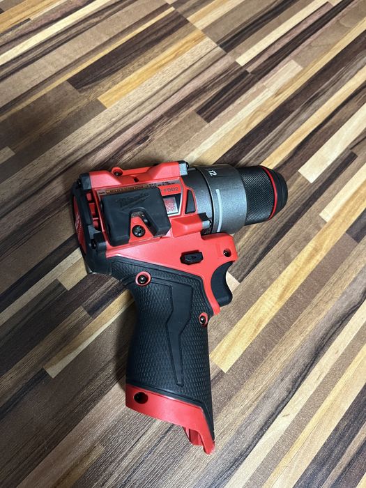 Milwaukee circular mana FUEL BRUSHLESS pe acumulator+FiletantăM12FDD2