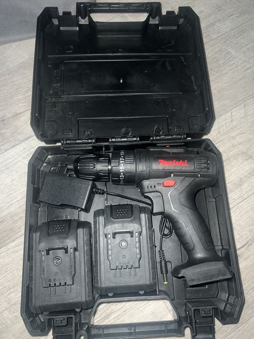 Шуруповерт новый, 2 баттареи