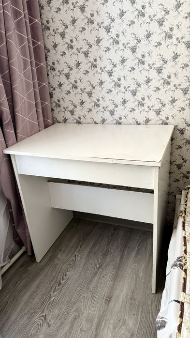 Продам стол в спальню