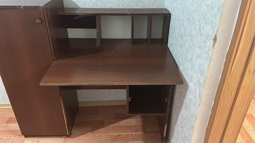 Стол тумбочка имеется