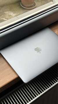 Macbook Pro 13.3”, i7, 16GB RAM, 512GB SSD, cu mici defectiuni