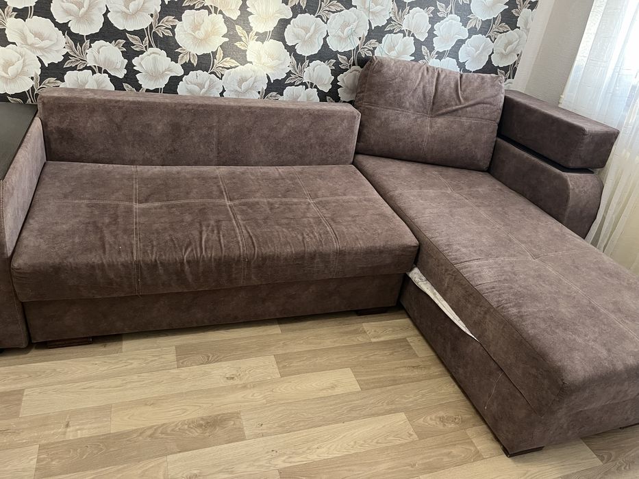 Раскладной диван в гостиную. В хорошем состоянии.