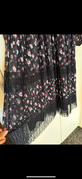 Дамска рокля в цветен ринт и плисе