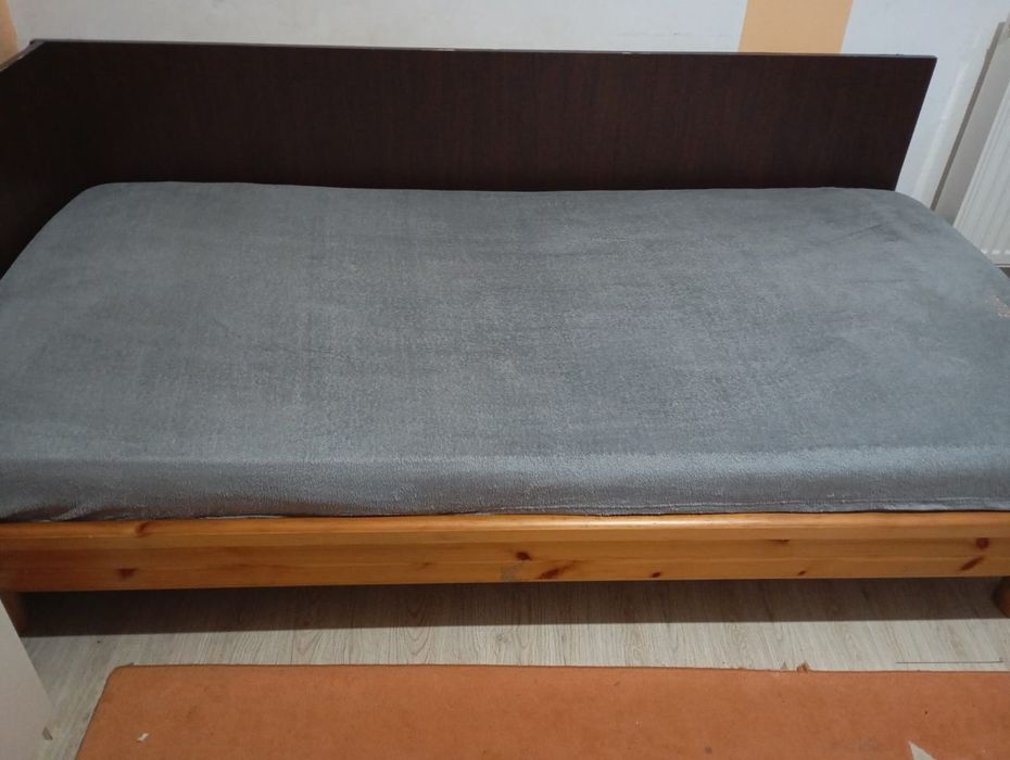 Vând pat de o persoană și două corpuri de mobilier