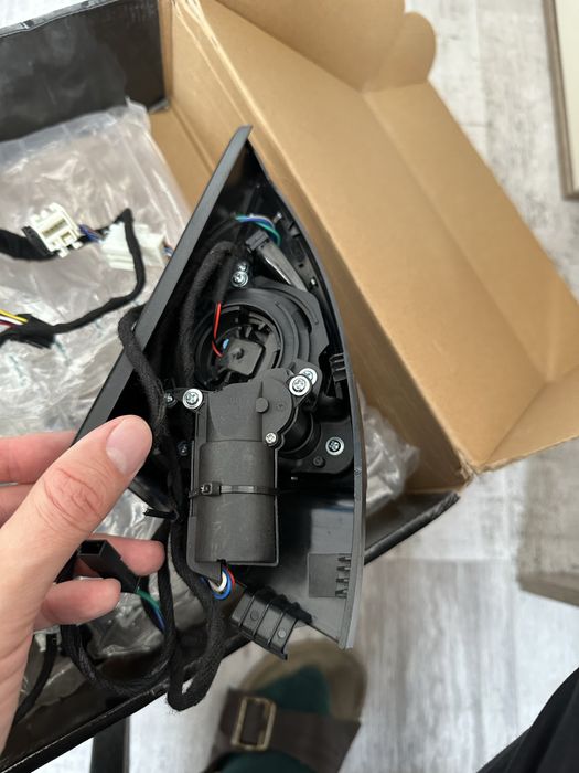 Въртящи и свтещи тонколони Burmester за Mercedes W166