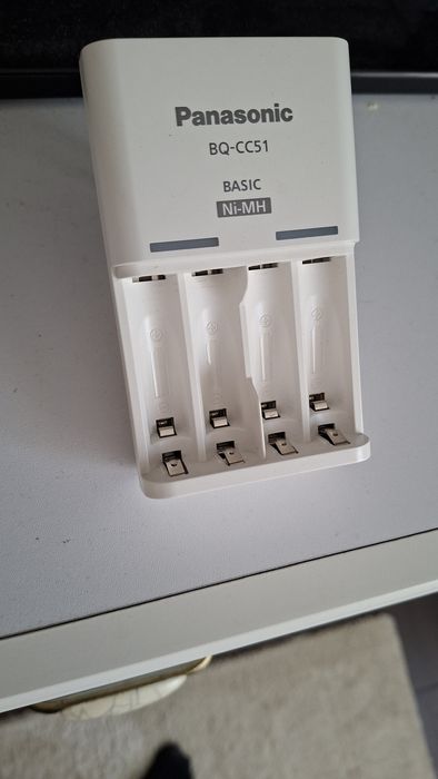 Încărcător acumulatori AA si AAA, model Panasonic