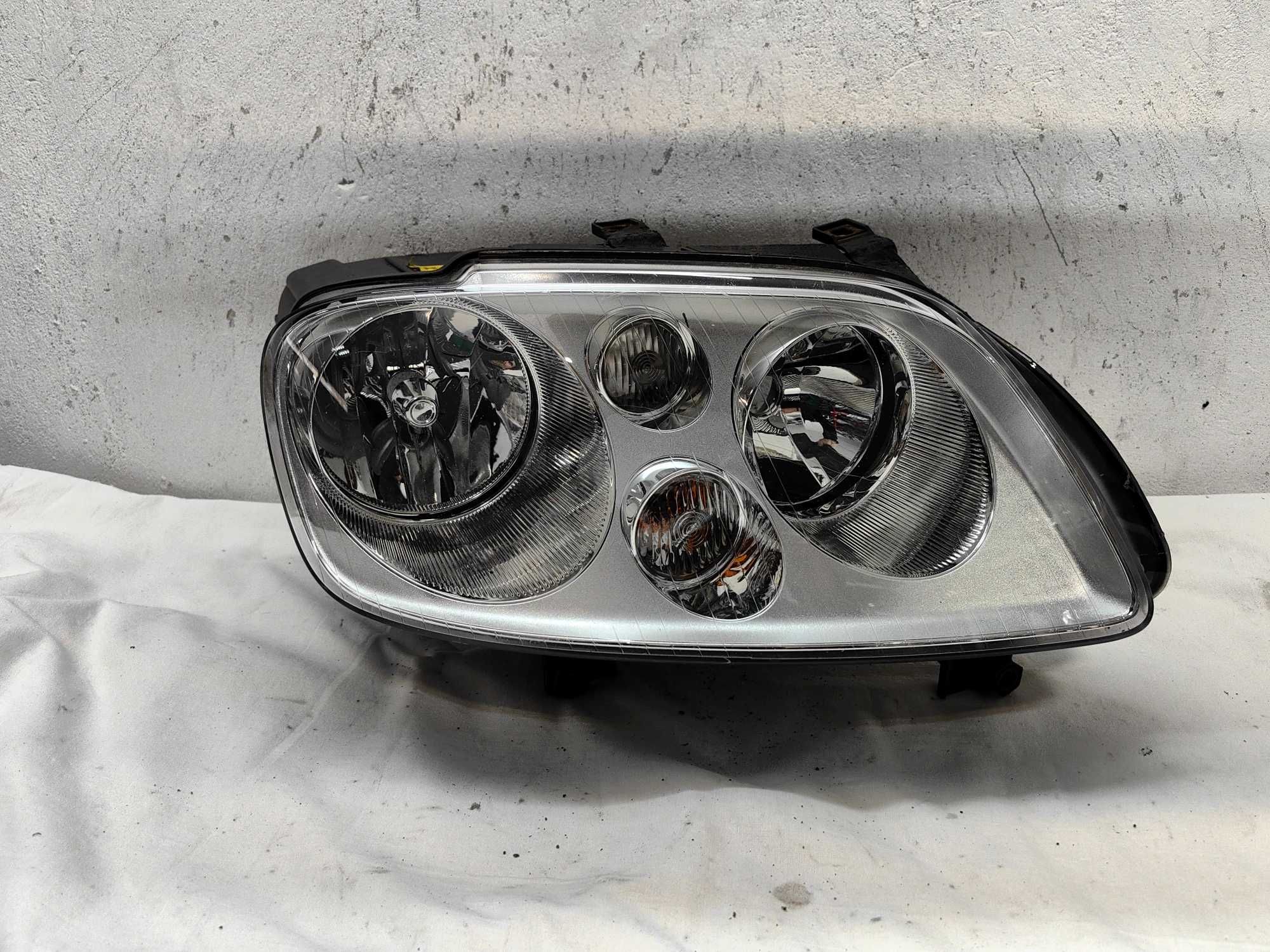 Оригинален  фар  Vw Caddy Touran