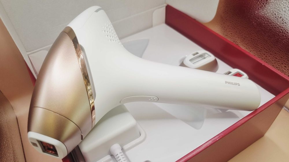 Фотоепилатор IPL Philips Lumea Series 9900 нов с гаранция!