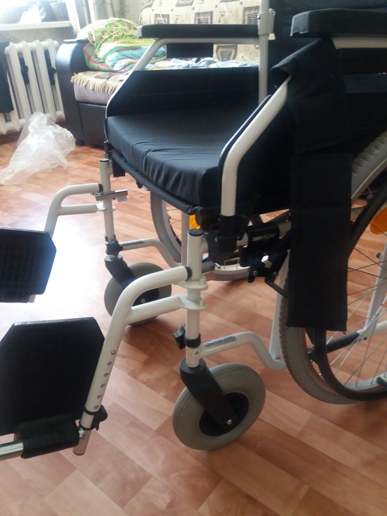 Продам инвалидную коляску почти новая