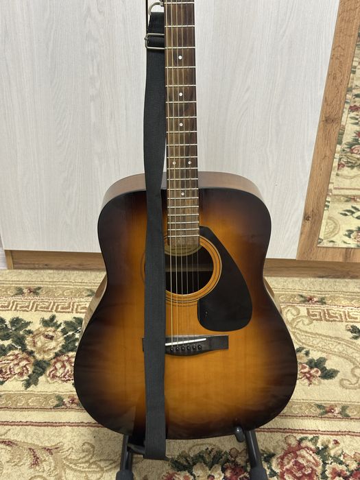 Продам гитарю в отличном состояни в подарок подставка