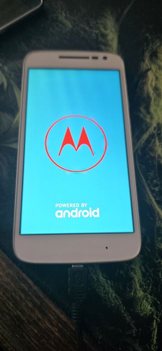 Стар, но работещ бял телефон Motorola G play