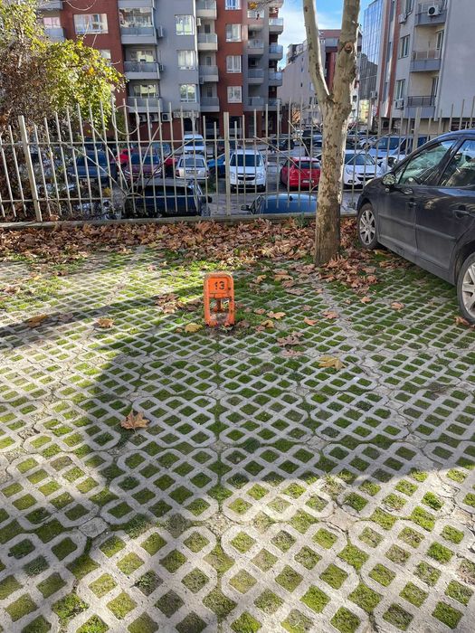 Открито паркомясто