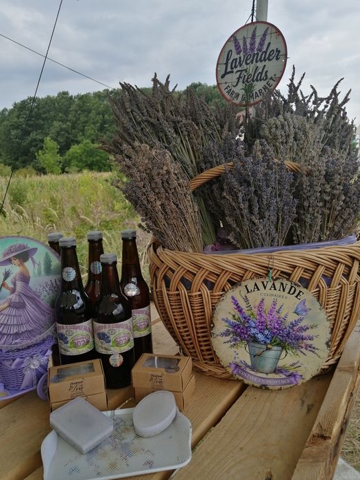 Buchete, sapun cu lavanda, sirop de lavanda, lumanari, saculeti cu lav