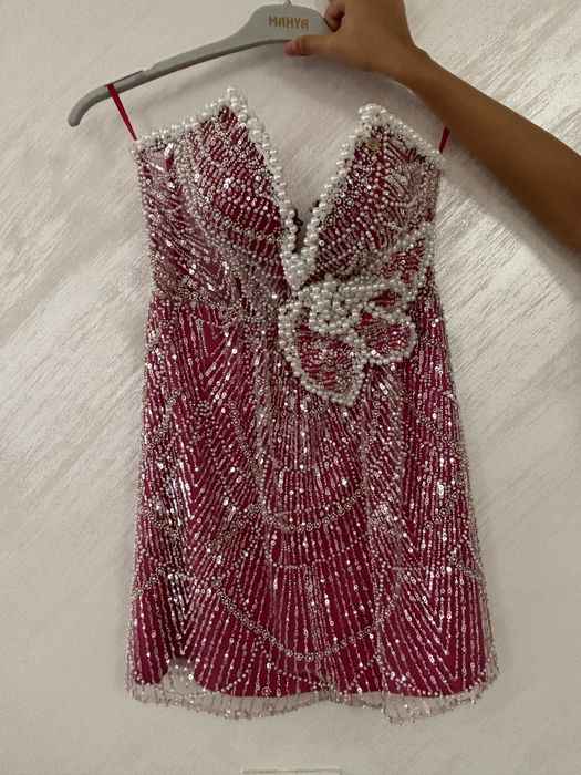 Rochita roz cu plasa din paiete si perle