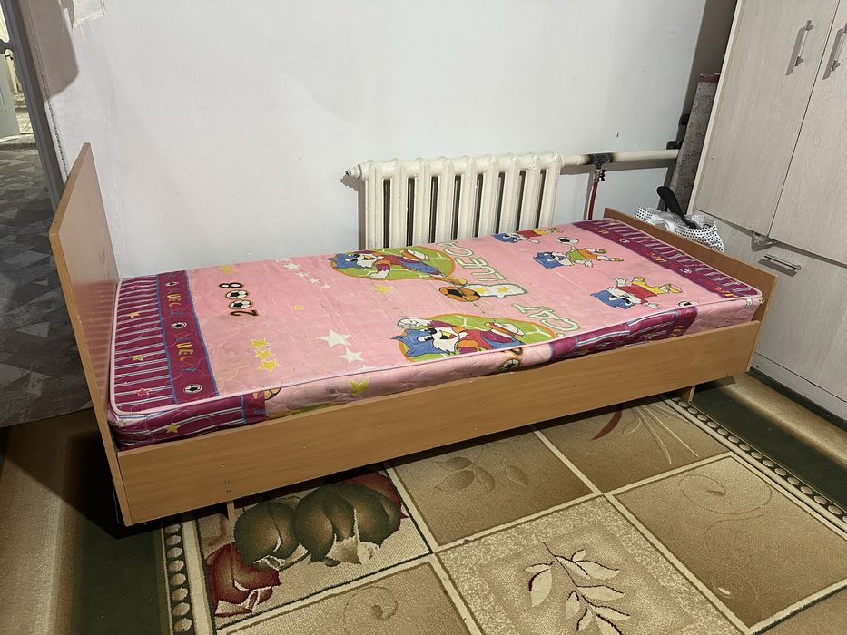 Кровать с матрасом