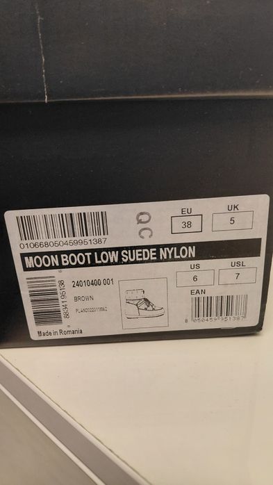 Ghete/ cizme Moon Boot Low Suede Nylon marimea 38.

Ghetele sunt noi,