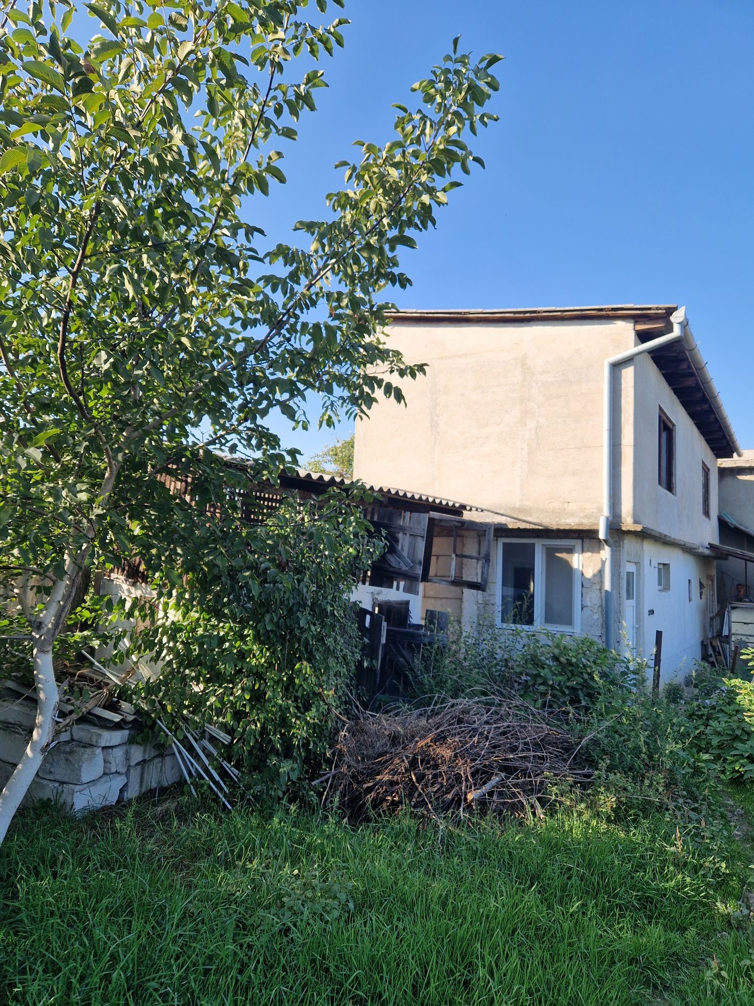 Vand casa cu etaj