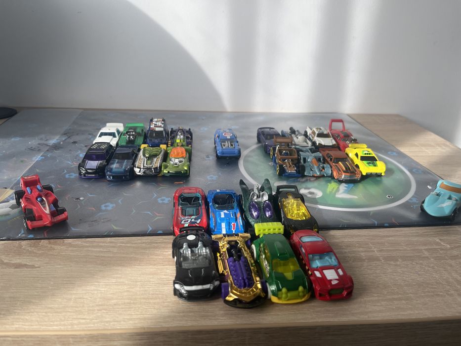 Vând mașinuțe HOT Wells