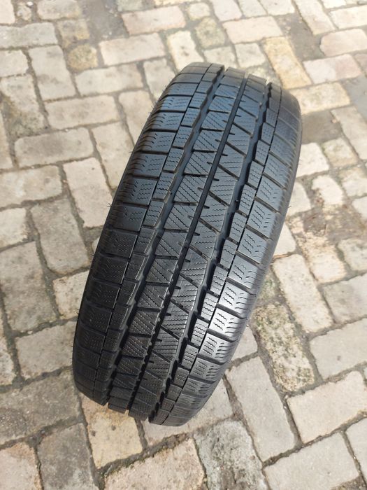 O bucată 225/215 60/55 R17C M+S iarnă - una Continental Semperit Falke