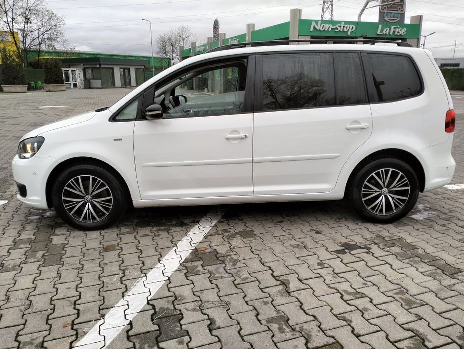 VW Touran 5 locuri 2 litri diesel automat 5 locuri..