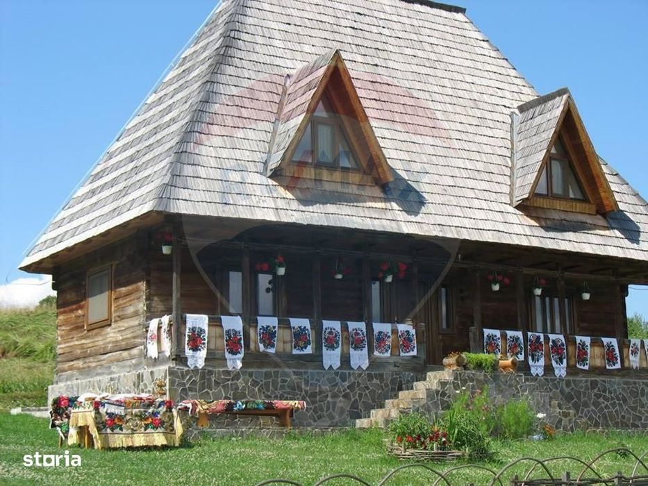 Casă stil maramuresan 4 cam, 4 bai, teren 1500mp, Botiza, Maramures