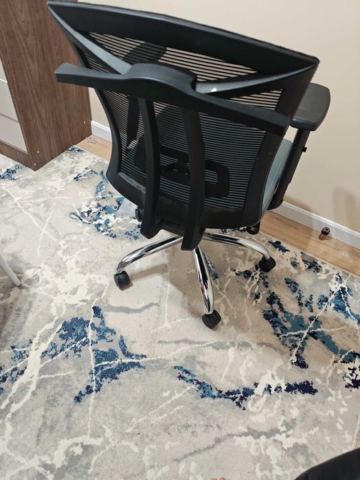 Компьютерное кресло с сетчатой спинкой