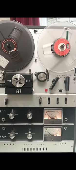 Magnetofon Akai M9 pe tranzistori cu amplificare și difuzoare control