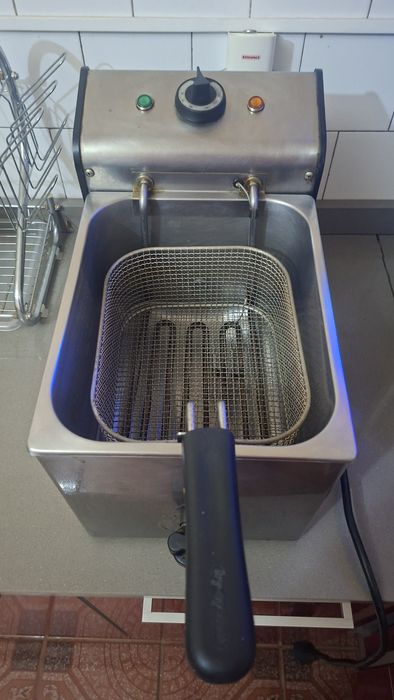Vând friteuze capacitate 8 l