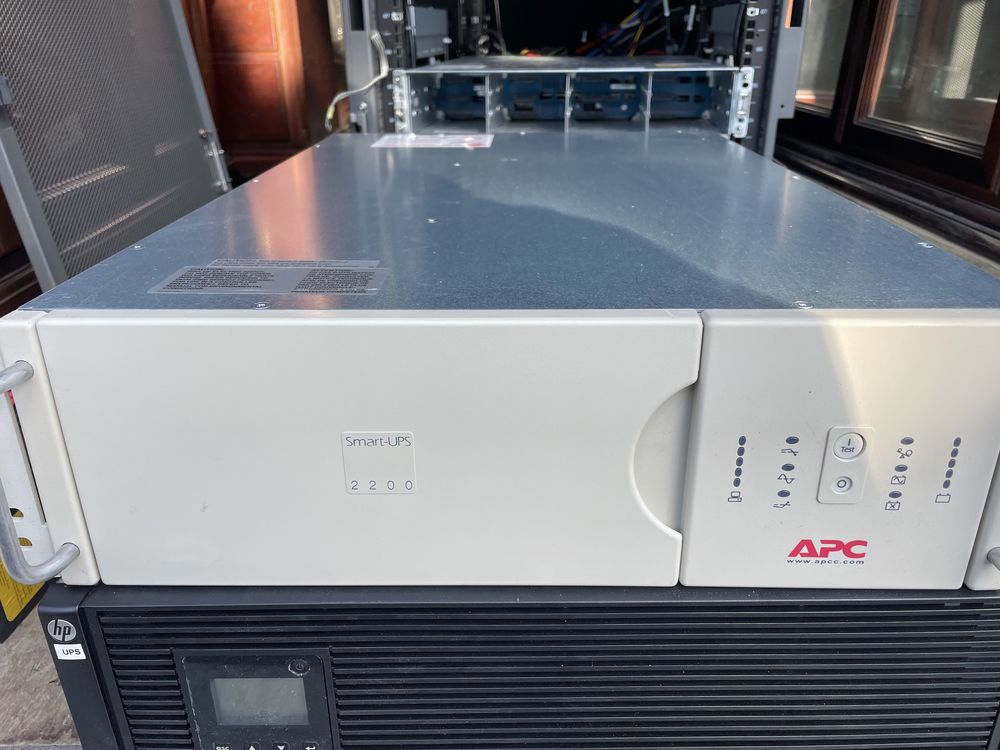 APC Smart-UPS 2200VA RM 3U 120V/230V In 120V Out