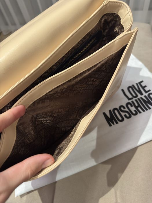 Кожена чанта на марката Love Moschino.