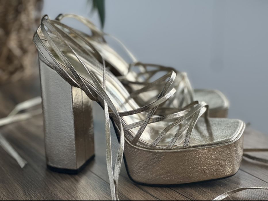 Pantofi DeeZee cu toc înalt și platformă, cu șireturi, fară defecte