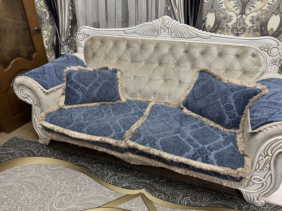 Диван с двумя креслами