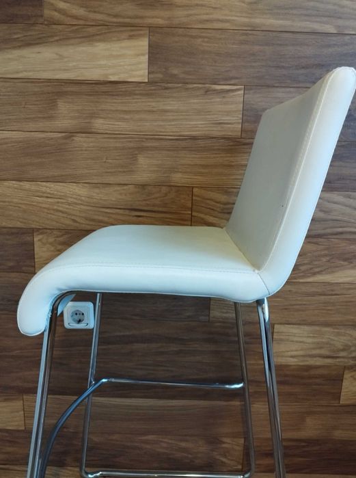 Един бар стол в отлично състояние