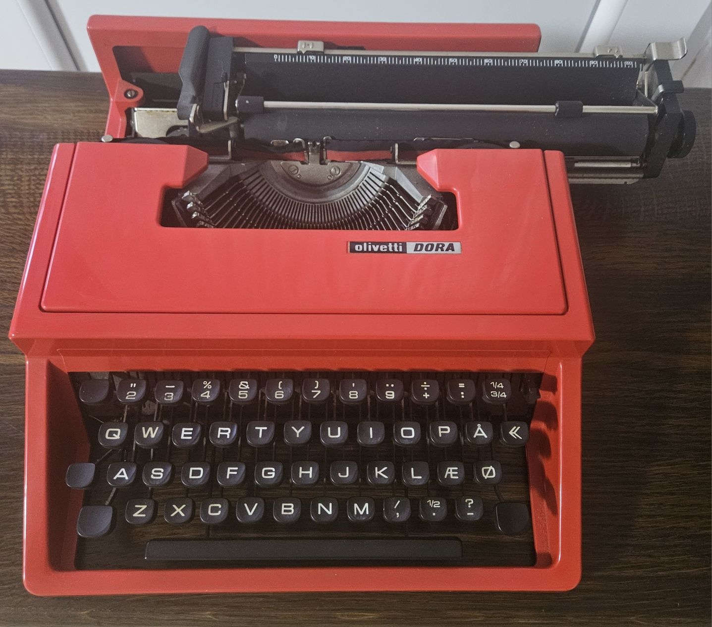 Mașină de scris portabilă OLIVETTI Dora Red,vintage, rară,de colecție