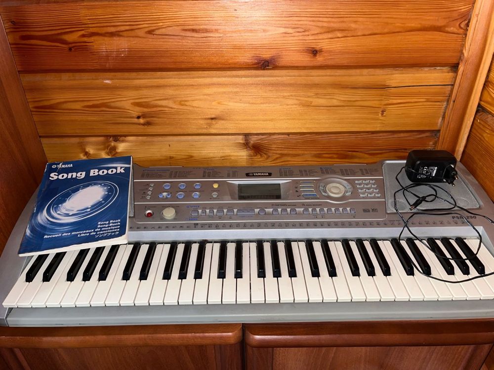 Продам синтезатор YAMAHA PSR-290