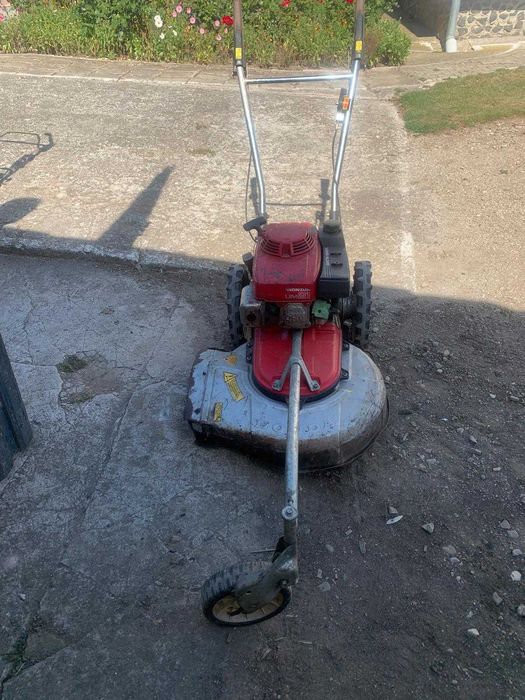 Masini de tuns iarba pe benzina