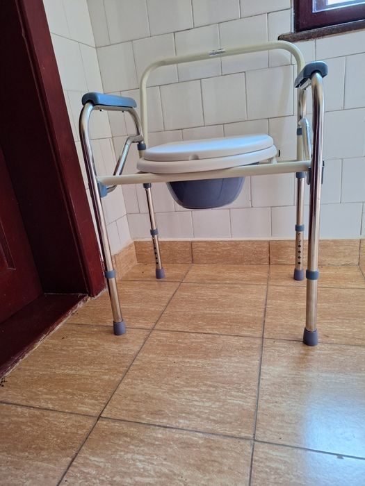 Scaun cu WC de camera, pliabil, inaltime reglabila, din otel si inox