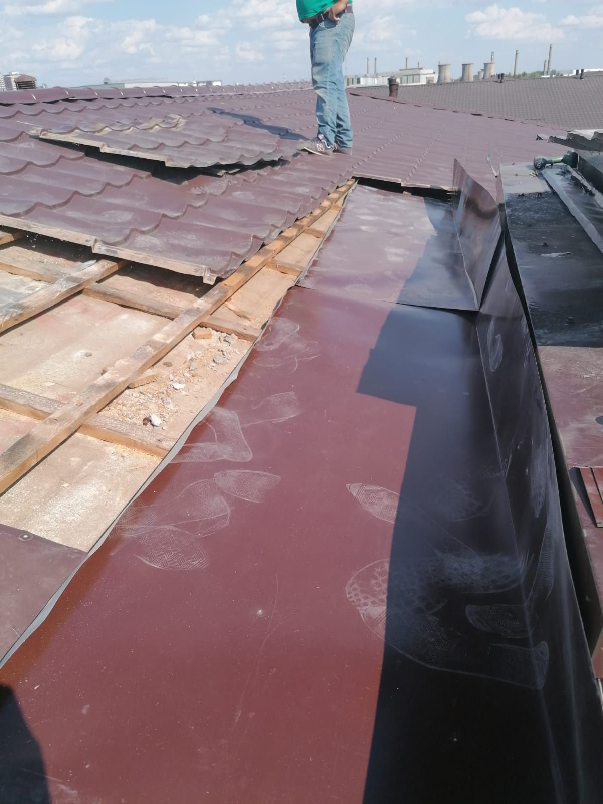 Reparatii acoperisuri montaj acoperisuri Tigla metalica bilka