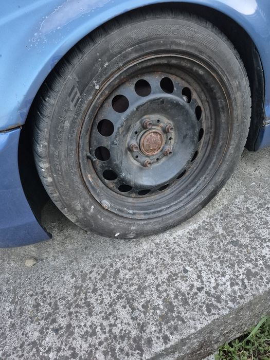 Vând jante de aluminiu si tablă cu cauciucuri