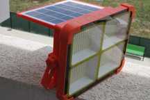 Proiector cu panou solar