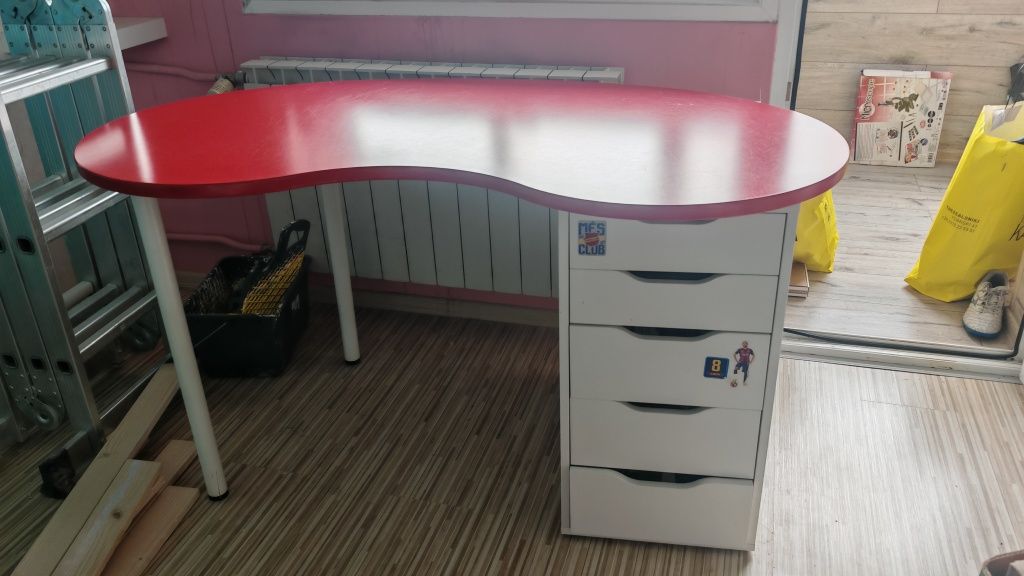 Бюро за детска стая