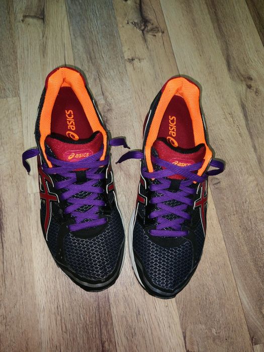 Vând adidași marca Asics